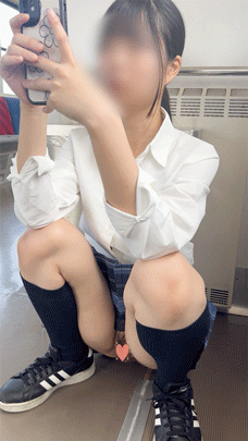 【ノーパン マンチラ】〈パン撮記29〉電車の制服女子!ヒモパンほどけてノーパンに!?おま⚪︎こ丸出しで素知らぬ顔がヌケる〜!